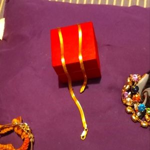 10.kyellow gold herringbone 4mm width.not a new item it is pre-owned :)